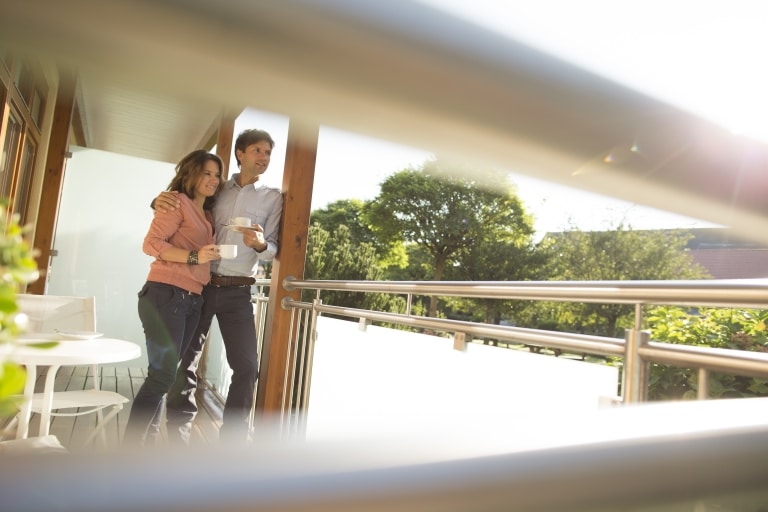 Locker & Legere Pärchen auf Balkon